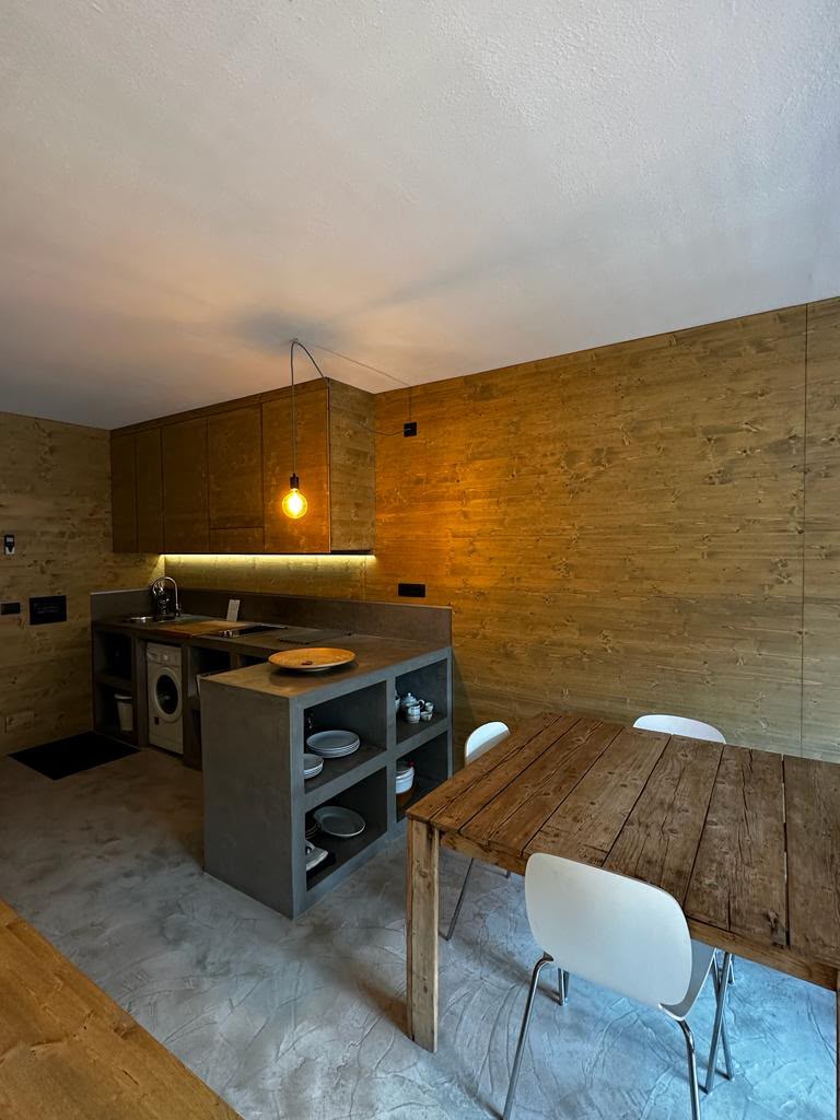 Cucina con tavolo da pranzo